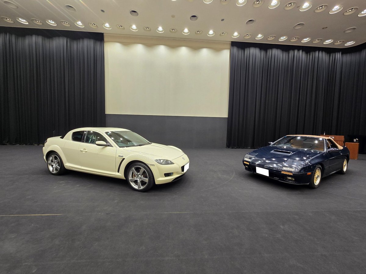 HamaREALTECH's tweet photo. 本日はマツダR&amp;Dセンター横浜にて行われた、REクラブジャパン・ミーティングに参加してきました。

うちのお宝、RX-8 ロータリーエンジン40周年記念車を展示していただき、多くの方とお話ししてきました。

このイベントの詳細は、MZレーシングに寄稿予定です。
#RECJ
#RX8
#RX7 https://t.co/awFMCSXGJB