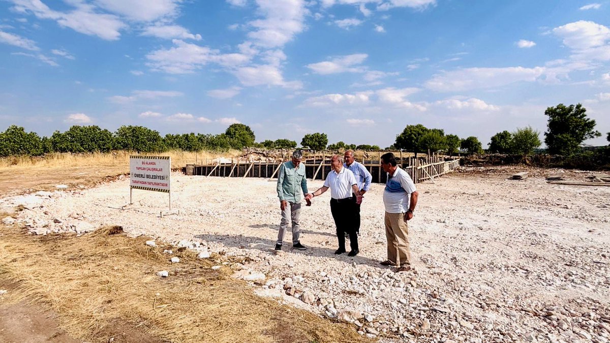 OmerliBelediye's tweet photo. Belediye Başkanımız Sayın Hüsamettin Altındağ, belediyemiz ve hayırsever vatandaşlarımızın iş birliğinde Tavuklu Mahallemizde yapımına başlanan Sosyal Yaşam Alanı (Taziye Evi) çalışmalarını, Meclis Üyemiz Sayın Ömer Yıldız ile birlikte yerinde inceledi.

#HüsamettinAltındağ https://t.co/82qx4JnyOo