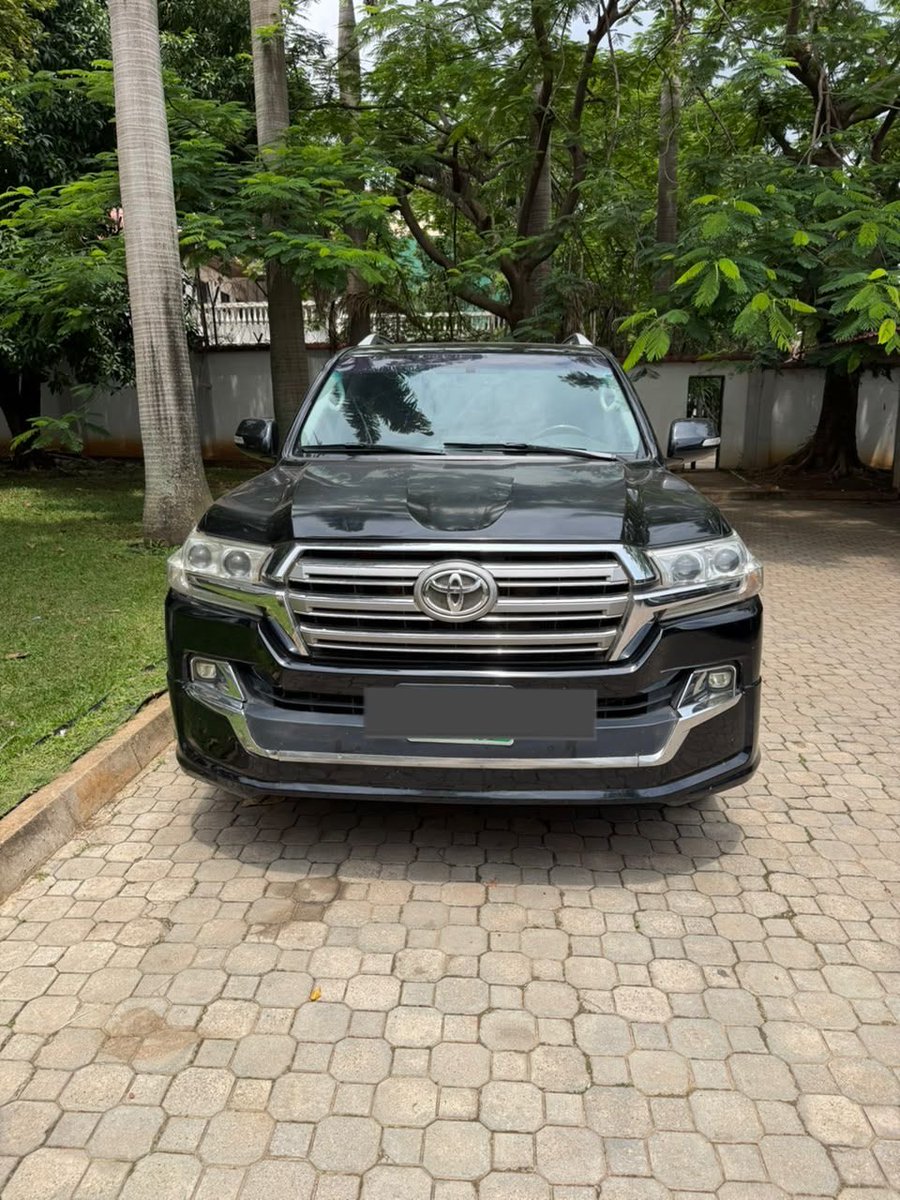 Born_To_Rule365's tweet photo. Vehicle: Toyota Land Cruiser
• Model Year: 2017
• Condition: Premium Used / Belgium Standard (Tokunbo Quality)
• Spec: Full Option | Clean &amp; Verified
• Customs: Original Duty fully verified ✅
• Location: Abuja 📍
• Price: ₦40M https://t.co/BTBnWnR5ja