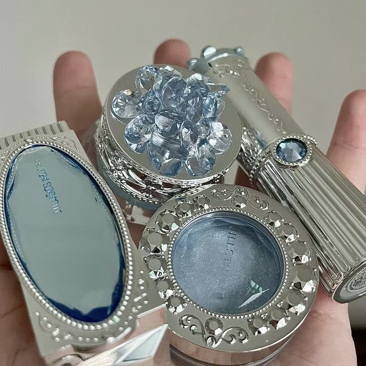 archivedlooks's tweet photo. The packaging 🤍 https://t.co/orYoGp3er6