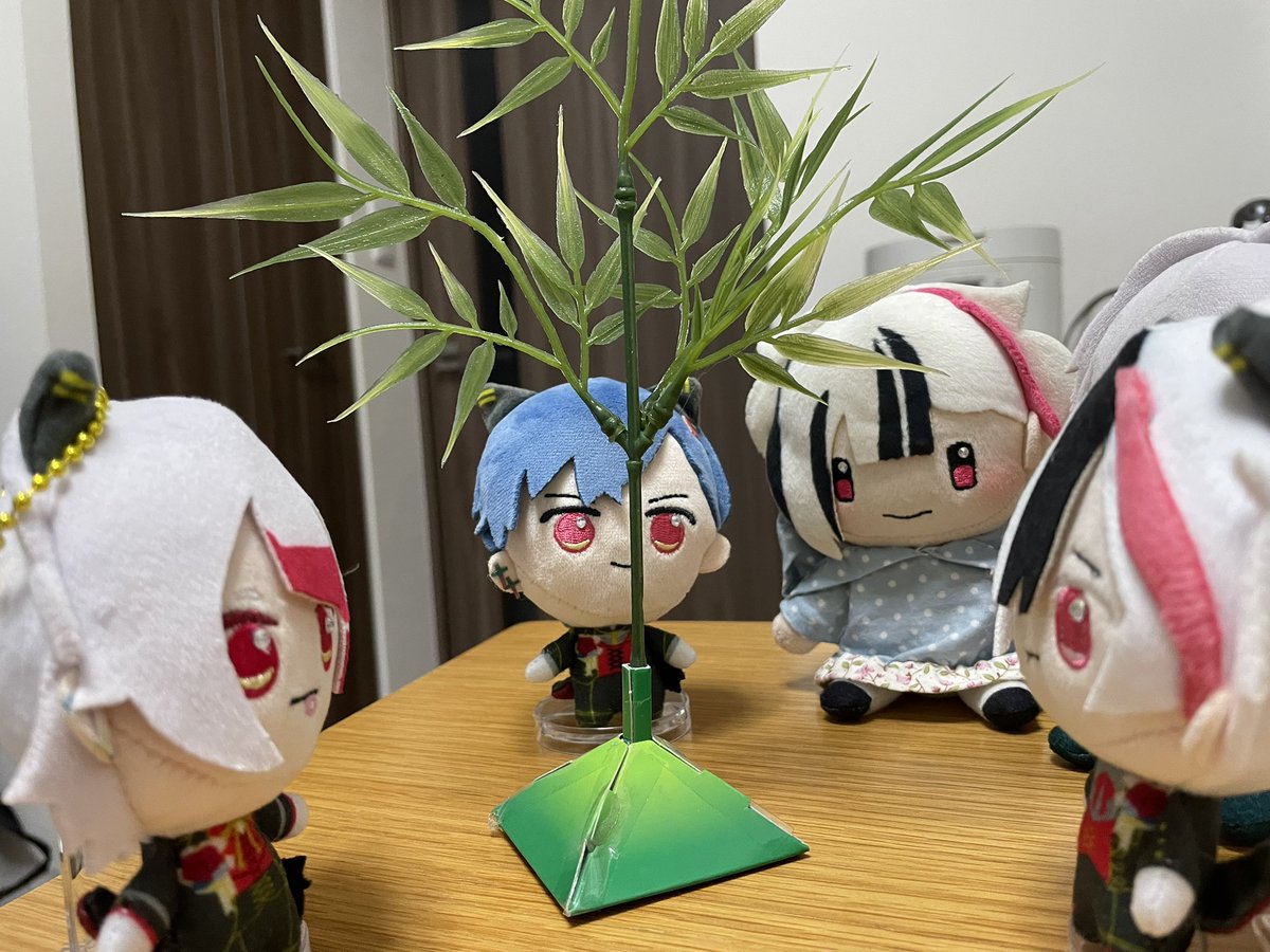GarnetCellist's tweet photo. 🫖「皆さん、もうすぐ七夕です。
短冊にお願いを書きましょう。」

🌹「あれ⁇ ベリぬいさんの分は⁇」

🫖「私にはお願い事が沢山あり過ぎますので、こちらに書きます」

🌹「え〜⁈ずるいっす‼︎」

毎度の事ながらベリぬいさんは七夕を前に浮かれてます🎋 https://t.co/tovcME63XO