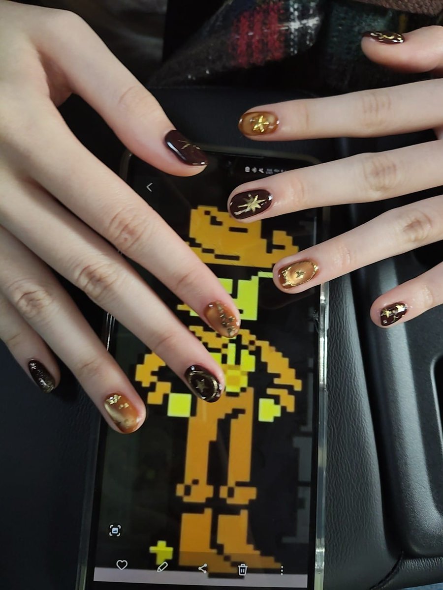 isabugchronics's tweet photo. got nails that matches yellow 💛💛💛💐💐💐🌹💗💗💗 also evil twisted yellow doodle https://t.co/0tE8H6eYx1
