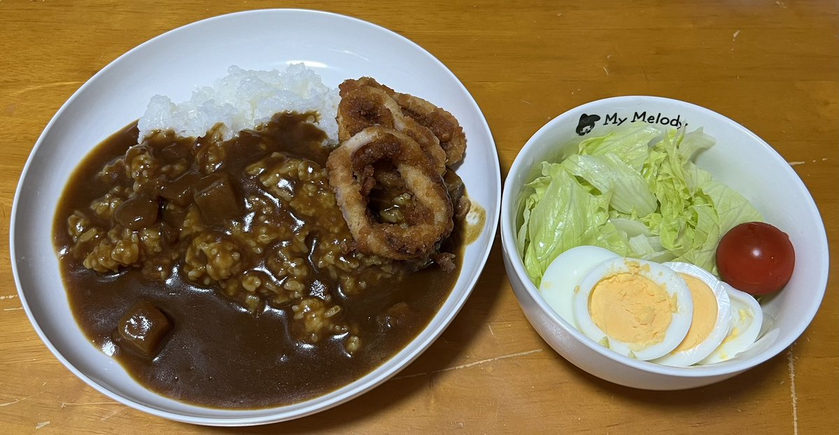 kuronanacocoa's tweet photo. こんばんは☪︎·̩͙⋆͛
今日はカーテンを洗って綺麗にしたりした一日でした(*´ω`*)

本日作った夕飯ꕤ

・肉が在庫切れで野菜も少ししかなかった為ちょっとの人参とじゃがいもだけのカレーにイカフライのせてw
・卵＆野菜サラダ

 #おうちごはん
 #料理記録
 #晩ごはん
 #料理好きな人と繫がりたい https://t.co/K39uABW4MX