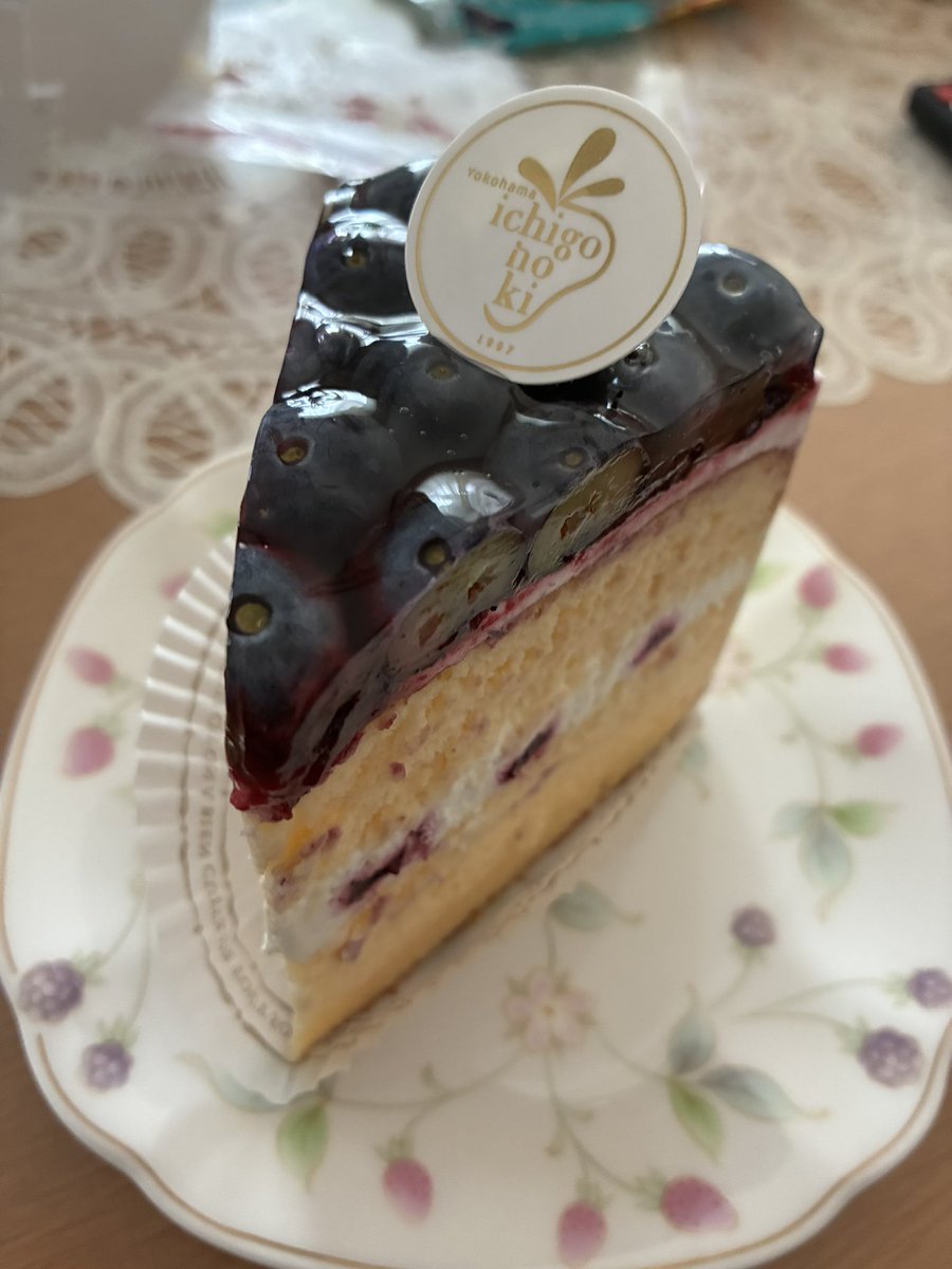 yonezojp's tweet photo. 年に一度のお楽しみ
#いちごの樹 さんでこの季節に出されるプルーベリーのケーキ
最高に美味しい😋いままで食べたケーキの中で一番好き

今期2度目もあるかもしれない
いつまで売られているかな〜 https://t.co/Co4w0F6PZ7