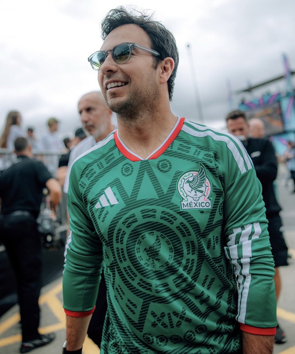 alexescalera17's tweet photo. Checo en territorio enemigo usando la verde, Y SI SÍ????? https://t.co/W7CgLHc0UM