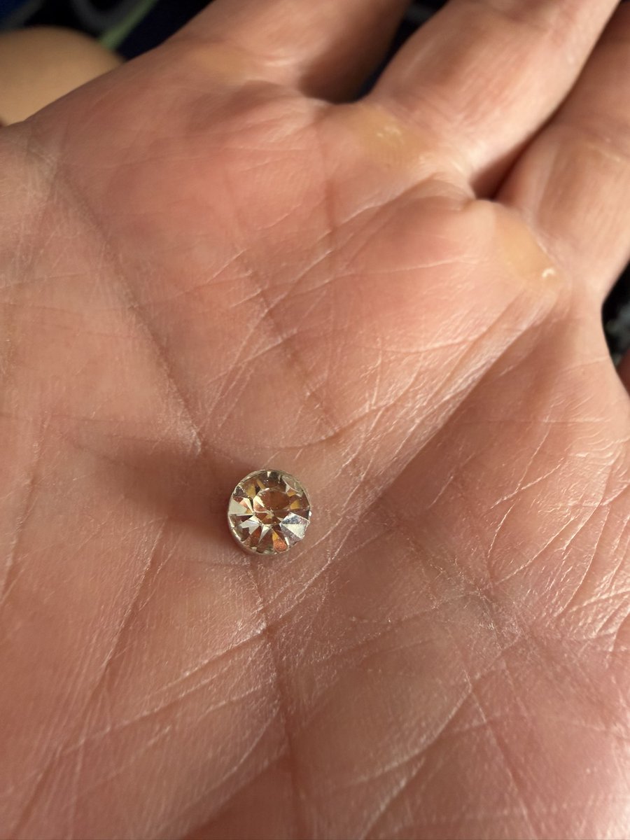 gavinkoh's tweet photo. Found under seat 17E on flight FR964 leaving Stansted Airport 10:50 on 5 Jul 2026. Given to crew member Natalia if anyone is looking for it #ryanair https://t.co/XlGceqhszj
