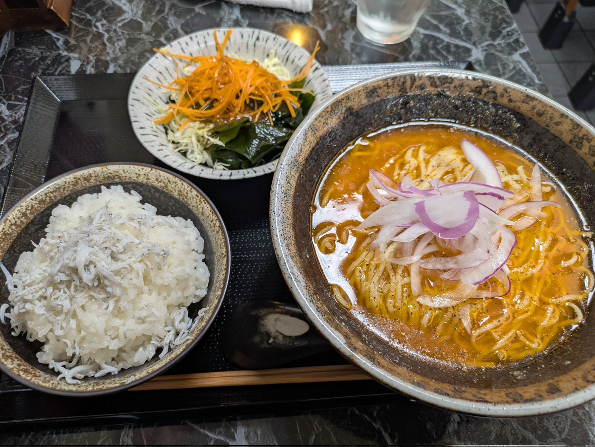 tpycd074's tweet photo. 「ガリトマあらだしかけラーメンミニしらす丼セットサラダ付き」@なんか喰ぃ亭 https://t.co/J4ynXjBw38
ラーメンデータベース投稿
料亭や割烹に出てきそうなミネストローネっぽいラーメン！
あら出汁が凄く和のテイストだけど洋の要素が最高のバランス取れた唯一無二な味わい
これで1000円は安い‼️ https://t.co/CXq738gzsB