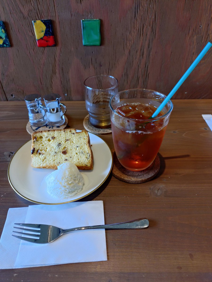 ShiekoSs's tweet photo. お茶して来ました

ラムレーズンシフォンケーキ

雨だから誰もいないかと思ったら常連さん含め2〜3人が入れ替わりながら結構入って来てた
私は相変わらずお喋りしながらゆっくり長居させて頂きました🤗
ケーキ美味しかったです😊
ご馳走さまでした✨ https://t.co/ggUoykGWqe