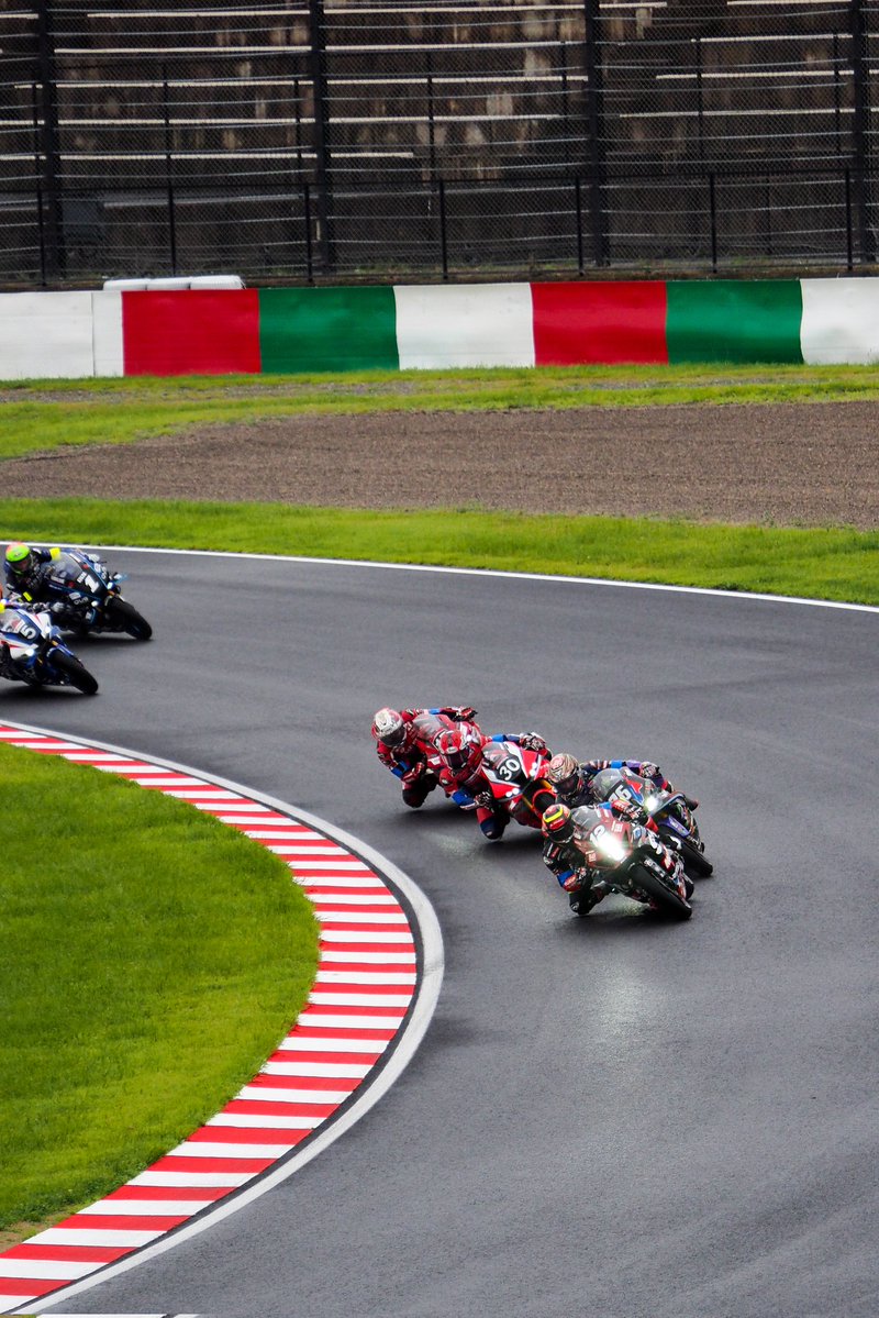 maadeft_riders's tweet photo. When Gregg Black of 
Yoshimura SERT Motul 
took the lead on the opening lap.

@greggblack 
@Yoshimura_SERT 
@Yoshimura_JPN 

#鈴鹿8耐
#Suzuka8hours https://t.co/U6aKc8iRkn