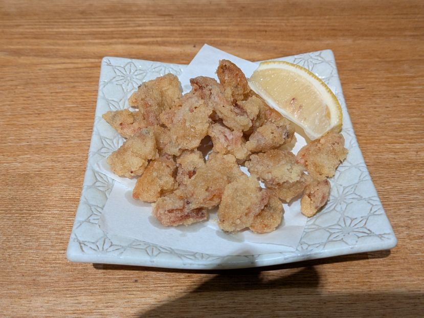IIllIIllIIll's tweet photo. 【じゃじゃ馬】
●馬刺しユッケ
●あさりの唐揚げ
●馬の天ぷら
●牛すじコロッケ

1/1利用分。元日では営業店少なく駅前で気になっていた馬肉売りの飲み屋へ行くも、流石に品切れ多数で残念。美味いが私みたいに食事代わりに利用したいと思うには割高感あり。 https://t.co/AtYAMd5vZ8