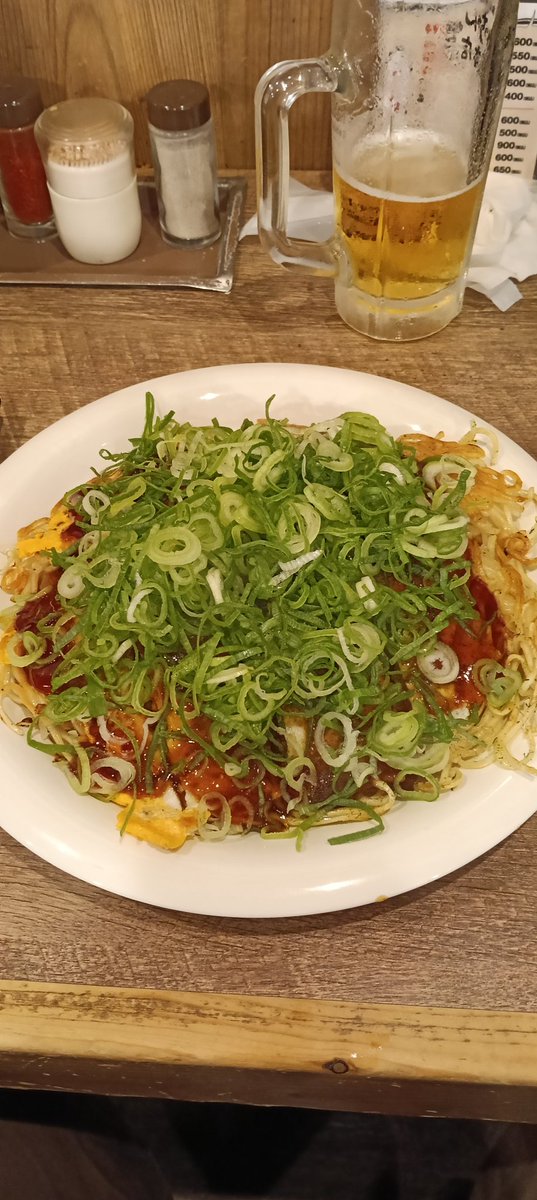 akuro456's tweet photo. 朝から違和感があった肩を仕事中に悪化させてしまった
病院で精密検査受けなくてはいけなくなり、受けるのが今度の水曜日という事でそれまで重い物を持ってはいけなくなり会社の上司から暫く休め！との事
暫く休みをもらった為
来ました広島
一度来てみたかったんだよな〜

お好み焼きを堪能しました https://t.co/QX6qSrf8Kl