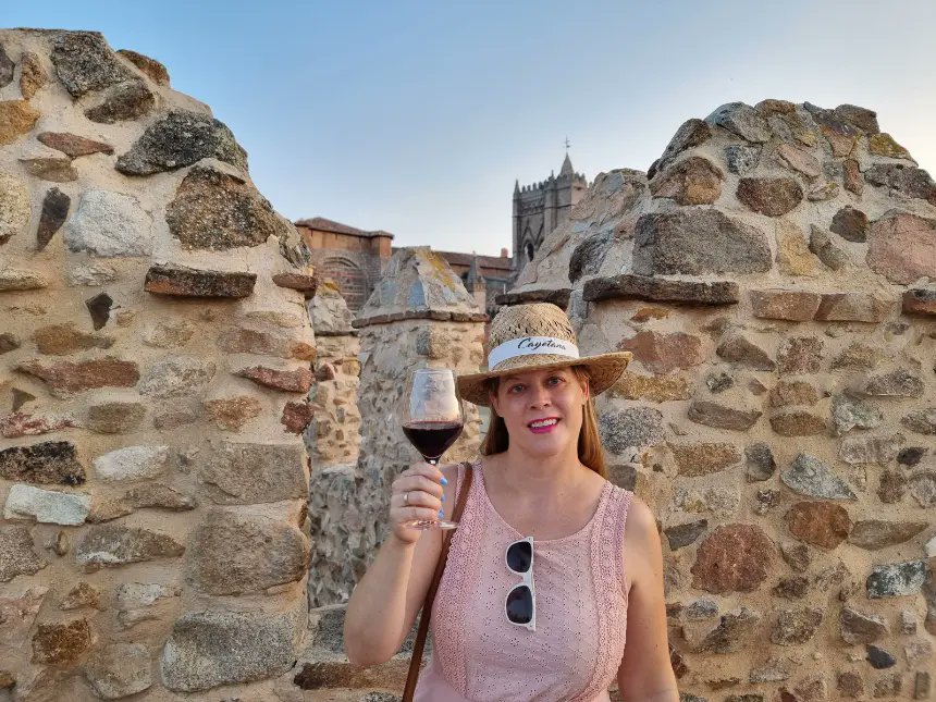 mapaymochila_'s tweet photo. En julio y agosto se realizan visitas nocturnas teatralizadas a la Muralla de Ávila. Disfruta de la puesta de sol en lo alto de esta maravilla Patrimonio de la Humanidad 😍. Te contamos todo sobre horarios, aforo y precios 👇 
@CyLEsVida
https://t.co/WBvixRTvW7 https://t.co/XZH4aF4Yw6