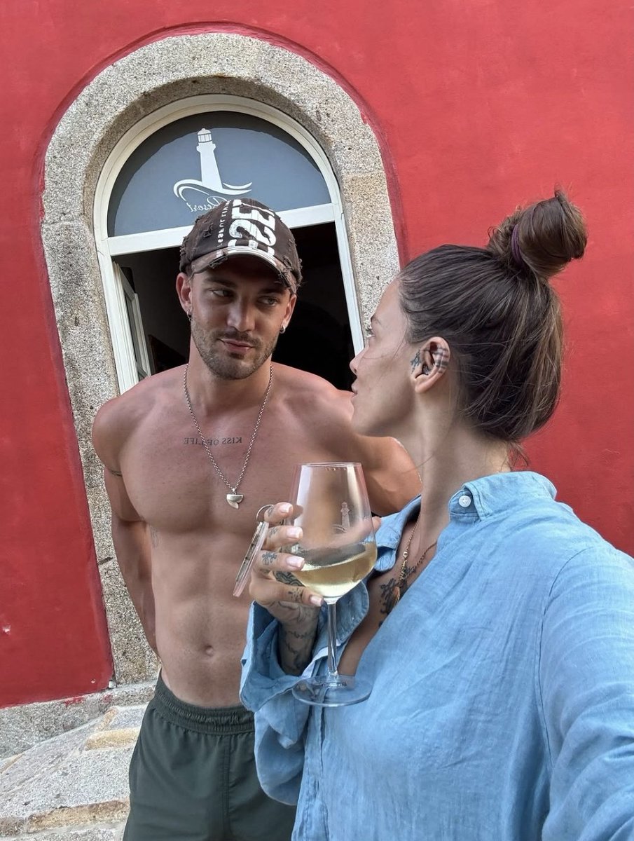 ACriginia's tweet photo. "Non mi dispiace spendere ogni giorno..." 🤍

MA QUANTO QUANTO SI AMANO E LI AMO 😭❤️
#jonita https://t.co/pEb86vX7A6