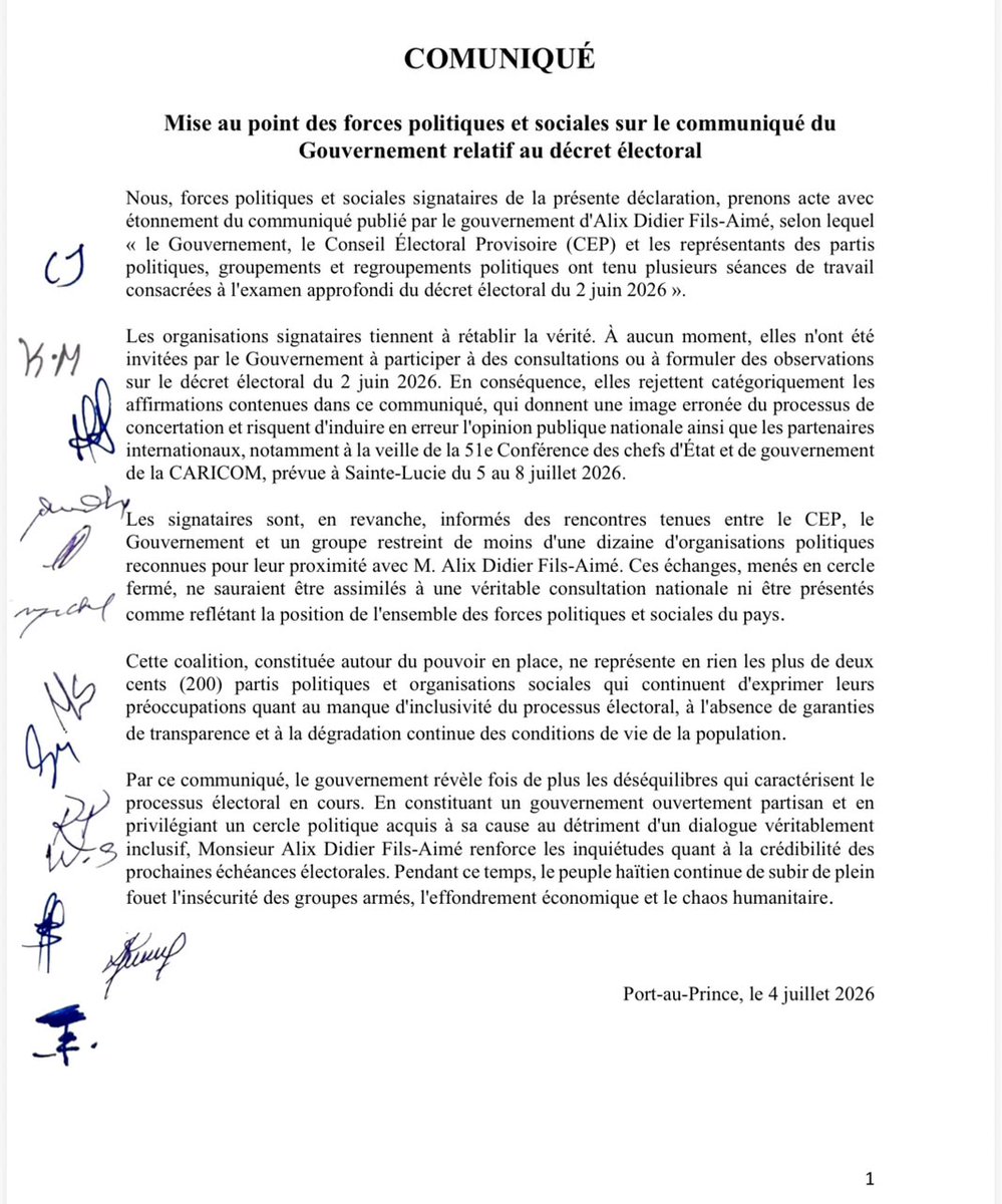 VOX__NEWS's tweet photo. Des organisations politiques et sociales contestent les déclarations du gouvernement affirmant qu'elles auraient été consultées dans le cadre de l'élaboration du décret électoral.
Dans un communiqué publié ce 4 juillet 2026, à l'occasion de la 51ᵉ Conférence des chefs de gouvernement de la CARICOM, elles estiment que le gouvernement dirigé par Alix Didier Fils-Aimé ne dispose pas des conditions nécessaires pour organiser des élections en 2026.
Les signataires soutiennent que la composition de l'équipe gouvernementale, qu'ils jugent dominée par des proches et des membres de la famille politique du Premier ministre, compromet la crédibilité, l'impartialité et l'équilibre du processus électoral. Ils considèrent, en conséquence, qu'Alix Didier Fils-Aimé constitue un obstacle à la tenue d'élections libres, crédibles et inclusives en Haïti.#VoxNews