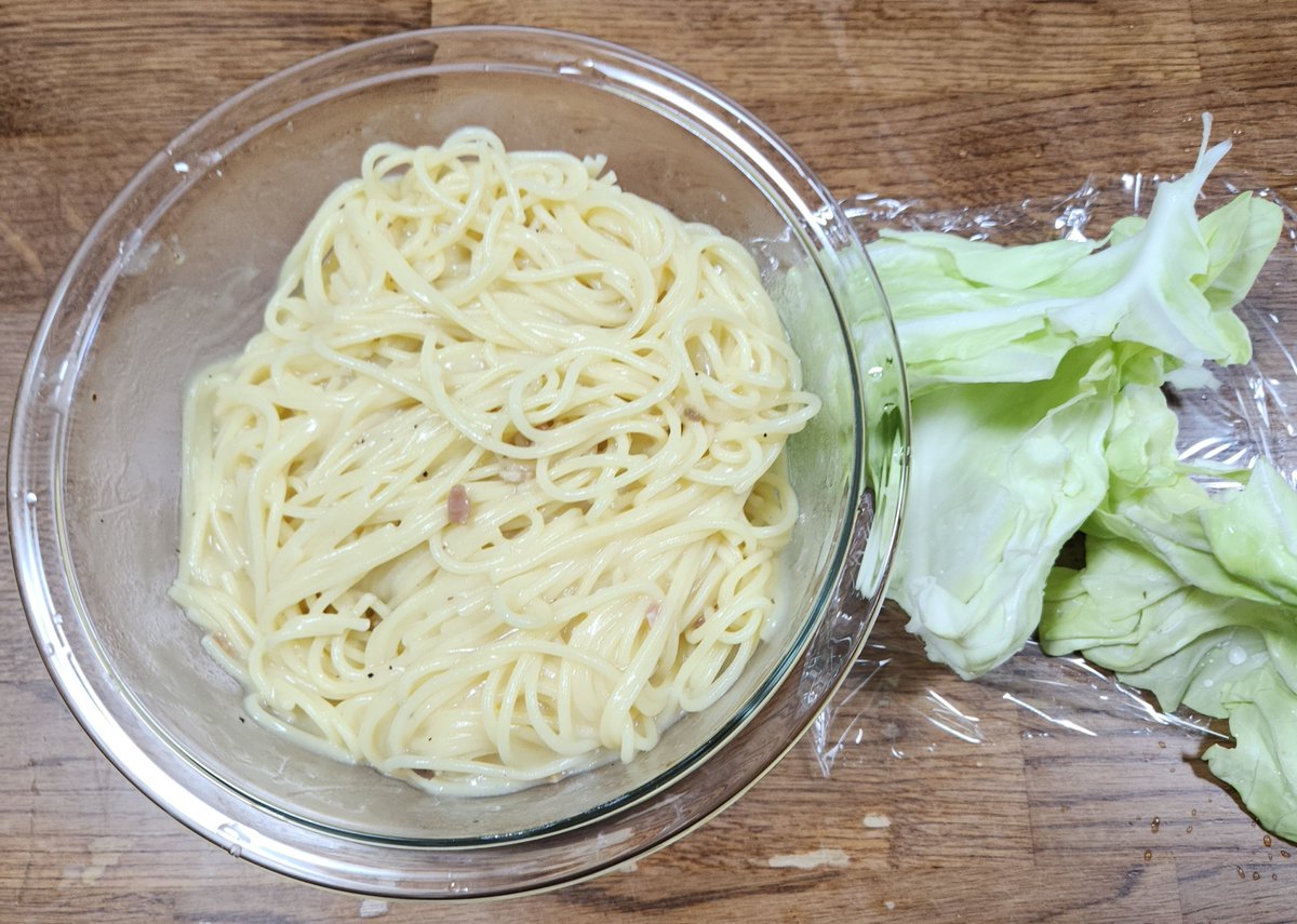 HomelessArai's tweet photo. 晩ジャまん食ったのだ！
今日のめにぅは、
・カルボナーラ、ｷｬﾍﾞﾂ…
なのだ！
安いカルボナーラｿｰｽにはね、粉チーズを大量に加える…
のだ‼️うぉおお🍝🦝🎶 https://t.co/8IpxaPcnco