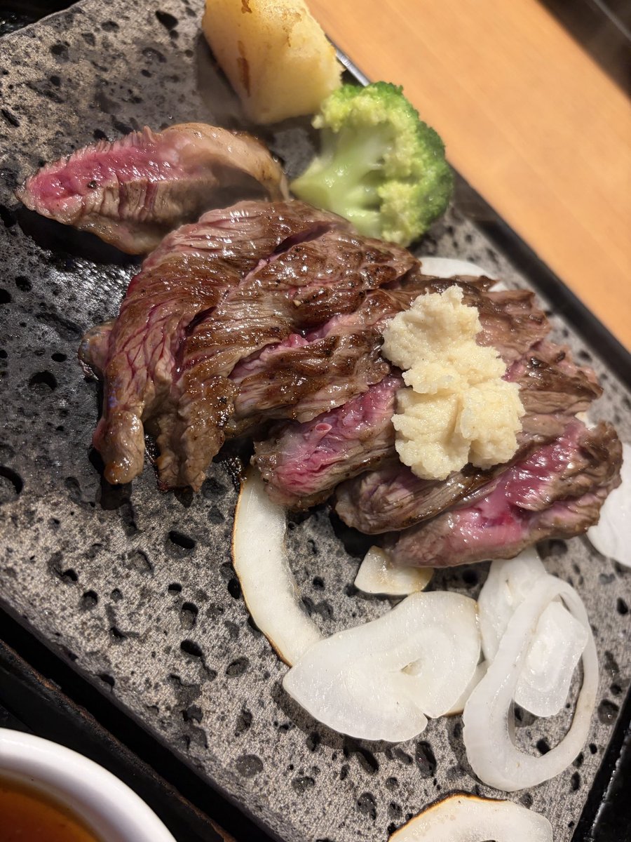__am2121's tweet photo. 素敵なスタミナ🥩✨
明日からの仕事を乗り切るために…！ https://t.co/Mh331aRp11