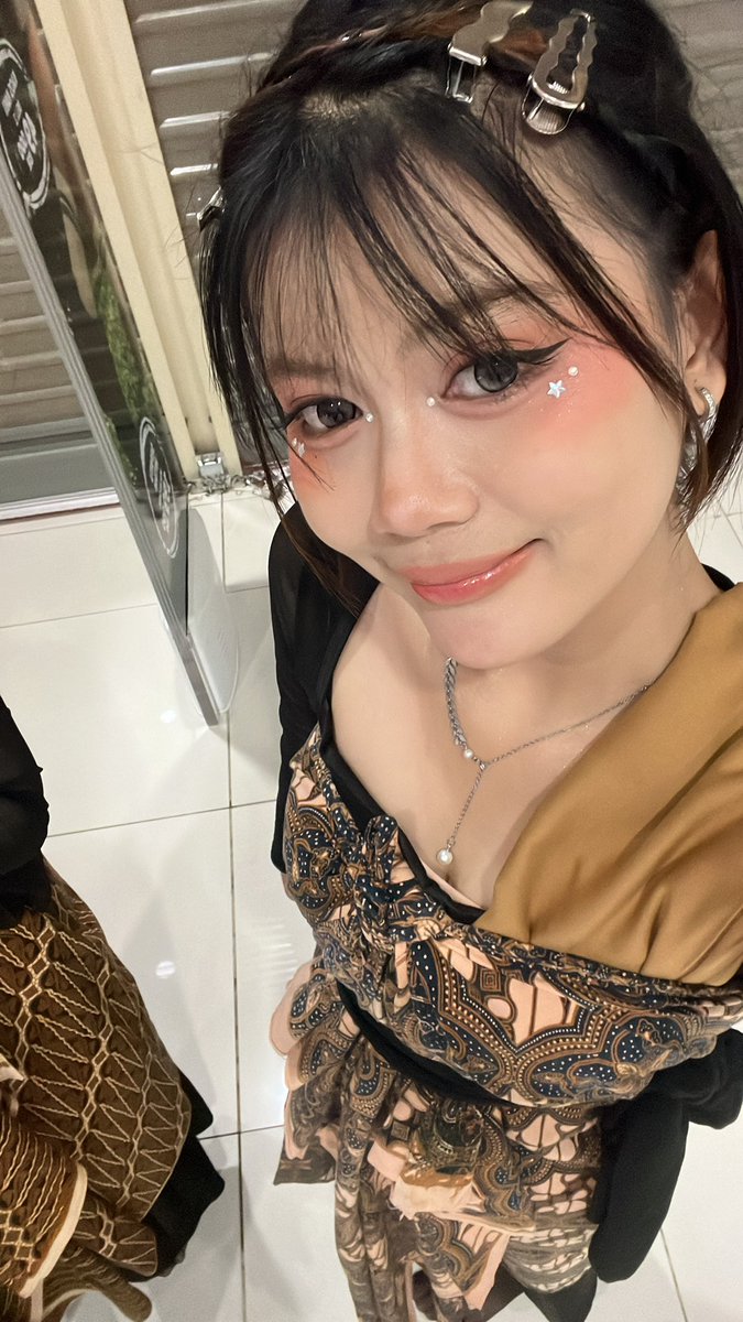 puiiyhuft's tweet photo. ak kmarin ad aacara tp ga sempet poto adh adanya ini doang pas ngepap ke my pacar ak pdhal makeupnya lg lucu bgt.. https://t.co/oy7OqrAvRj