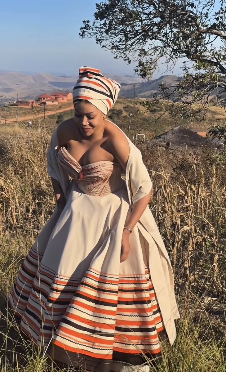 NomceboMasilel2's tweet photo. Everything looks stunning on her. The ever so beautiful Lee Khuzwayo🥺😍🔥🫰🏾❤️ https://t.co/g1slBKJdBC