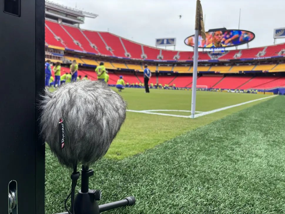 thevideoseed's tweet photo. ouvir o som da rede e dos chutes de forma perfeita na TV talvez seja o que mais me deixa empolgado sobre a copa do mundo.

e ao mesmo tempo o que mais me entristece na volta pra borracharia daqui a pouco.

mas por curiosidade, no começo da copa eu fui atrás do "mapa de áudio" das partidas e achei tudo muito moderno e interessante. 

e como tudo o que ja passou por aqui, esconde uma engenharia bizarra por trás.

e mais ainda: uma parada que tu nunca esperaria que fosse.

lembra do plano de câmeras de posts passados? tem um dele para os microfones também (anexo 2)

mas vamos por partes:

a base de qualquer transmissão de futebol é basicamente o pacote padrão de microfones:

→ microfones de campo, distribuidos ao redor do gramado (aqueles que os caba chutam de vez em quando) que capturam os chutes e os sons da partida;

→ os microfones acoplados nas próprias câmeras

até ai nada que seja muito wow e que não exista em qualquer outro lugar.

mas como a copa é a copa, eles expandem isso de uma forma muito foda:

além da base já mencionada, eles contam com muitos microfones extras de torcida e arrays de audio imersivo espalhados por todo o estádio.

no estádio do kansas, por exemplo, os arrays de captação ambiente ficam no teto, no deck de câmeras e no nível do gramado, o que permite que a transmissão capture literalmente (rs) qualquer coisa que esteja nesse range, ou seja, quase meio que tudo mesmo.

mas o pulo do gato é: a ideia de ter tantos microfones não é simplesmente pra que tudo seja mais alto, mas pra que você consiga sentir a atmosfera melhor. tem uma diferença.

de acordo com tim stapleton, um dos engenheiros responsáveis pelo áudio da hbs em kansas city, o objetivo é tentar tornar o áudio um ativo do storytelling da partida.

isso significa que conforme a bola é tocada, e as jogadas avançam, você é literalmente levado pelos microfones mais próximos da ação. sim. por uma pessoa.

é por isso que tudo parece tão mais foda e tão mais imersivo.

e é isso que eu acho mais lindo da história toda.

você tende a achar que é foda porque os microfones são bons, mas na verdade é foda porque tem uma pessoa ali escolhendo em tempo real qual o som que você vai ouvir.

o futebol é o mesmo de sempre, a diferença é que tem alguém ali construindo a narrativa pra você.

não a toa é o maior evento esportivo do planeta.