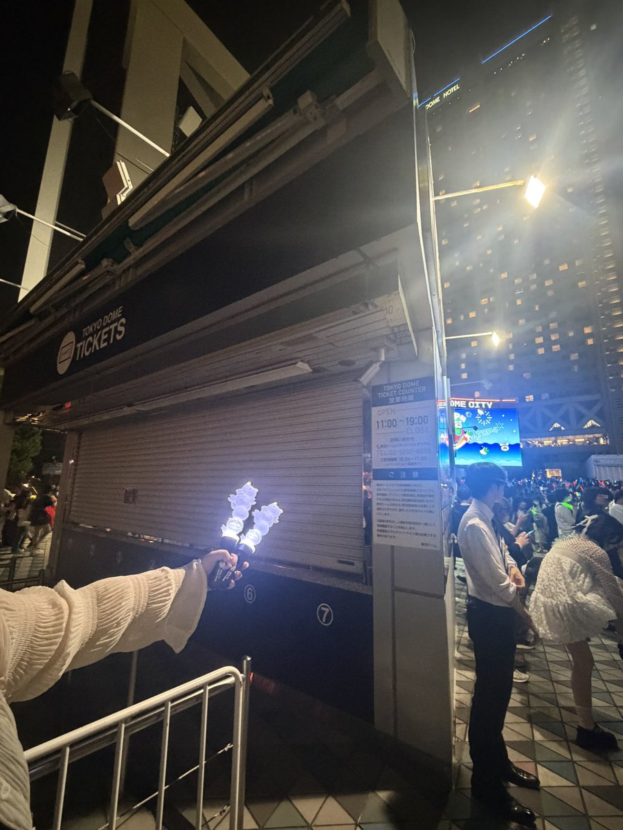 4_ne_4_'s tweet photo. @Masu802T 電波が悪く連絡遅くなり大変申し訳ございません🙇‍♂️
お見かけしなかったため、現在地を共有させていただきます。

こちら、服装は上下黒のミニスカ。肩にタオルをかけております。
白色のペンラを頭上で振っています。 https://t.co/NSYckiug7W