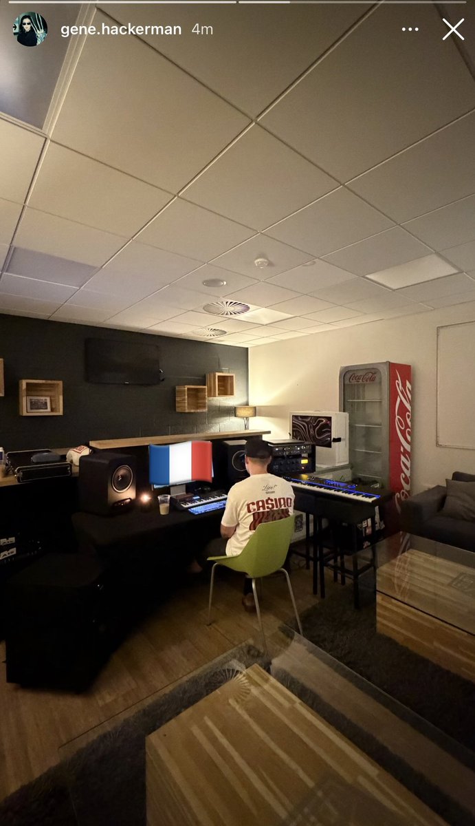 NewsWeeknd's tweet photo. The Weeknd is making music in France. 🎶 https://t.co/paYzqirgWw