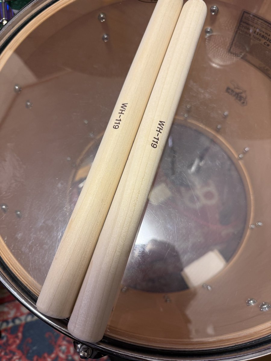 HAZE0610UNUS's tweet photo. 本日はウチのスタジオで叩く人でレコーディングでした🥁対面&amp;リモート！
難しい曲でしたが楽しいレコーディングになりました！和太鼓のバチ登場しました！ https://t.co/vXNaQQPz1J