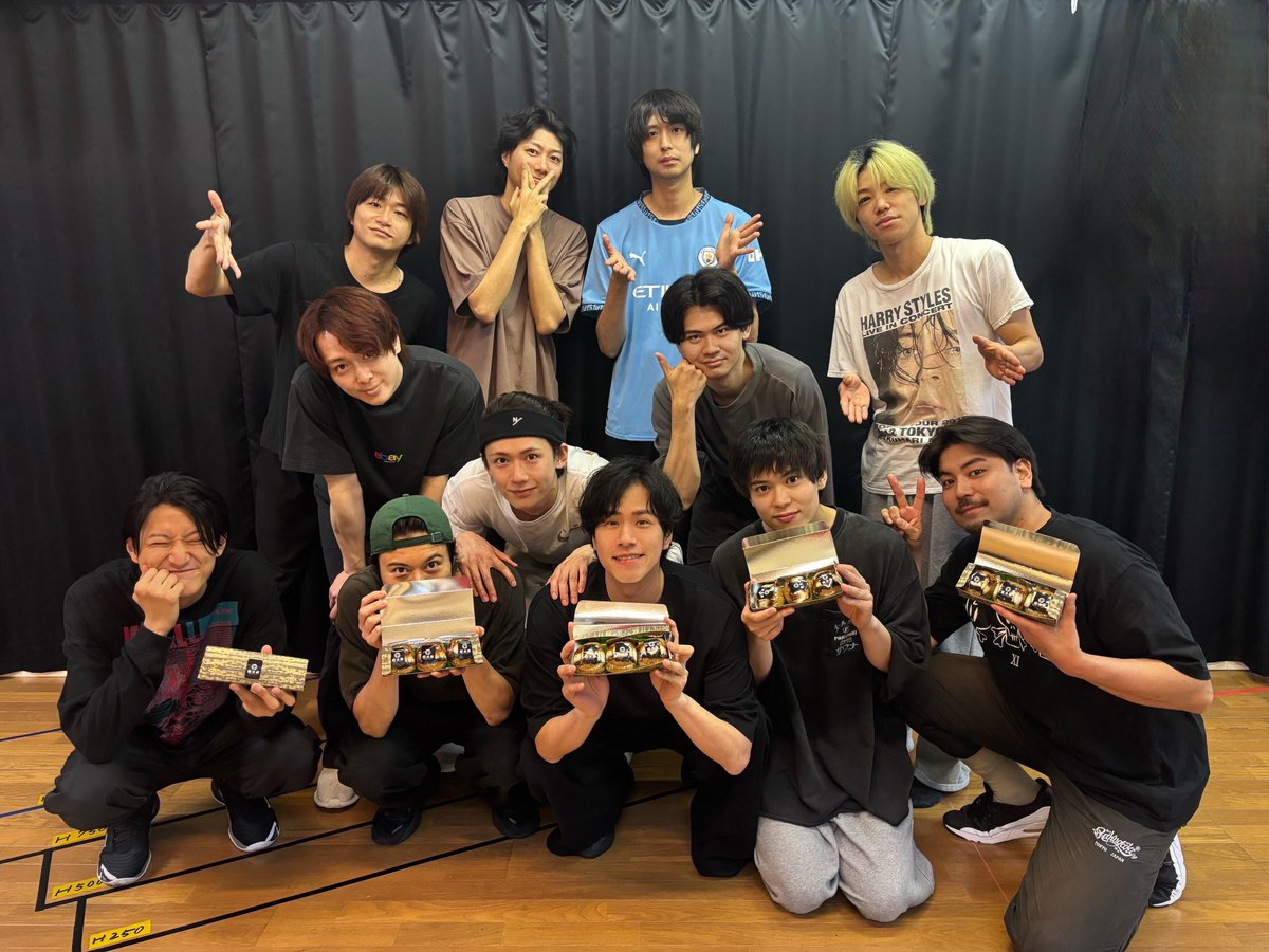 __uzume__'s tweet photo. Uzume10周年記念第15回公演
「カラスウリ」
──────────────
【 スポンサー様のご紹介 】

本公演のスポンサーである“鰻次郎”様より、
鰻のおむすびをいただきました🍙

キャスト・スタッフ一同で美味しくいただき、
稽古の活力となりました‼️

温かいご支援を賜りましたこと、心より御礼申し上げます。

応援してくださる皆様への感謝を胸に、
10周年にふさわしい作品をお届けできるよう、
最後まで一丸となって創り上げてまいります。

最後まで応援よろしくお願いいたします🙇

#カラスウリ #Uzume #鰻次郎