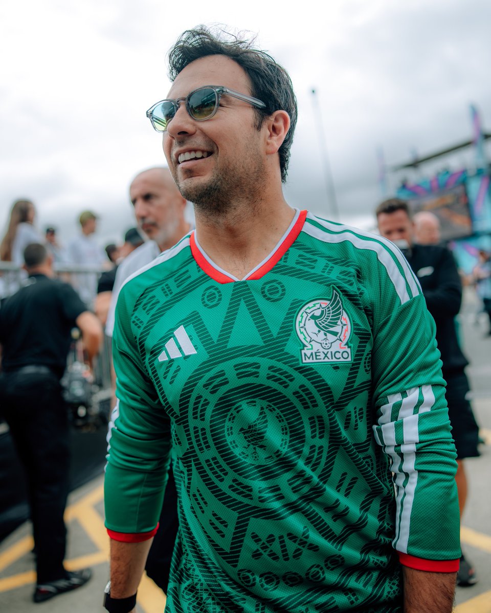 fer_esquivel22's tweet photo. Mira tu el aura que se carga Checo Pérez. 

En contexto: está en el Gran Premio de Gran Bretaña, hoy se juega México vs Inglaterra en el Mundial y ayer mencionó que la Copa Mundial no vuelve a Inglaterra.

Y llega con una playera de México al GP.

DON CHECO PÉREZ. 🇲🇽🔥 https://t.co/KMdvnfBJTG