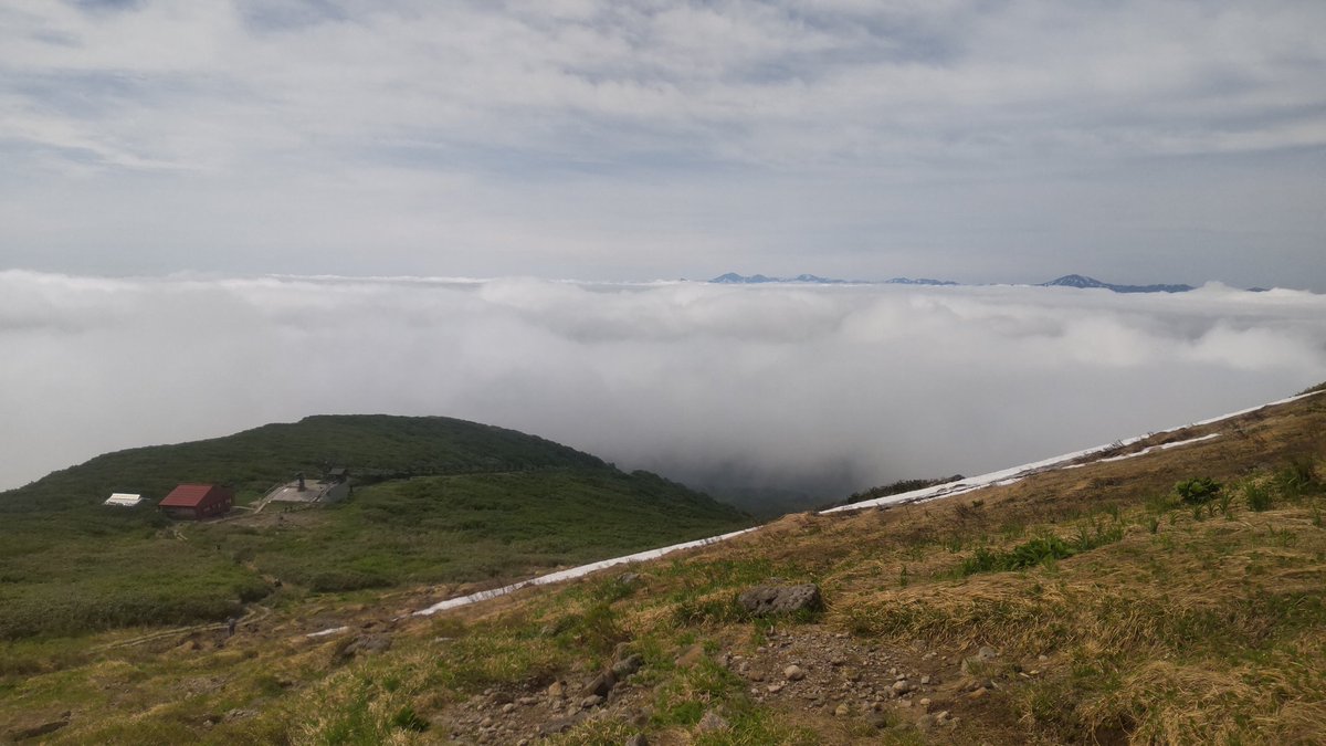 tsutan244's tweet photo. 2025-26ｼｰｽﾞﾝ107日目🌥️
#月山スキー場

お疲れ様です🙋

今朝の月山は「アレ～ガス夫だよ💦」から、リフトで上がってみると…
雲の上（雲海）でした♪

ガス夫の本領が発揮出来なくて、ホント嬉しいです‼️ https://t.co/QXX71JUelq