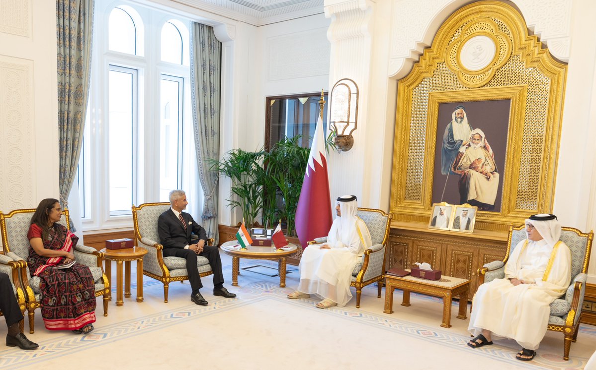 MofaQatar_AR's tweet photo. رئيس مجلس الوزراء وزير الخارجية @MBA_AlThani_ يستقبل وزير الشؤون الخارجية الهندي

الدوحة | 5 يوليو 2026

استقبل معالي الشيخ محمد بن عبدالرحمن بن جاسم آل ثاني، رئيس مجلس الوزراء وزير الخارجية، اليوم، سعادة الدكتور سوبرامانيام جايشانكار، وزير الشؤون الخارجية بجمهورية الهند ، الذي يزور البلاد حاليا.

جرى خلال المقابلة استعراض علاقات التعاون بين البلدين وسبل دعمها وتطويرها، لا سيما في المجال الاقتصادي، ومناقشة المستجدات الإقليمية وانعكاساتها على الاقتصاد العالمي وأسواق الطاقة، بالإضافة إلى عدد من الموضوعات ذات الاهتمام المشترك.

وأكد الجانبان خلال المقابلة، أهمية تسوية الخلافات والنزاعات عبر الحوار والوسائل الدبلوماسية، بما يسهم في تعزيز الأمن والاستقرار على المستويين الإقليمي والدولي.

واتفق الجانبان على مواصلة تعزيز التعاون في عدد من الملفات ذات الأولوية لدولة قطر وجمهورية الهند، من خلال تفعيل آليات العمل المشترك واللجان الثنائية بين البلدين.

#الخارجية_القطرية