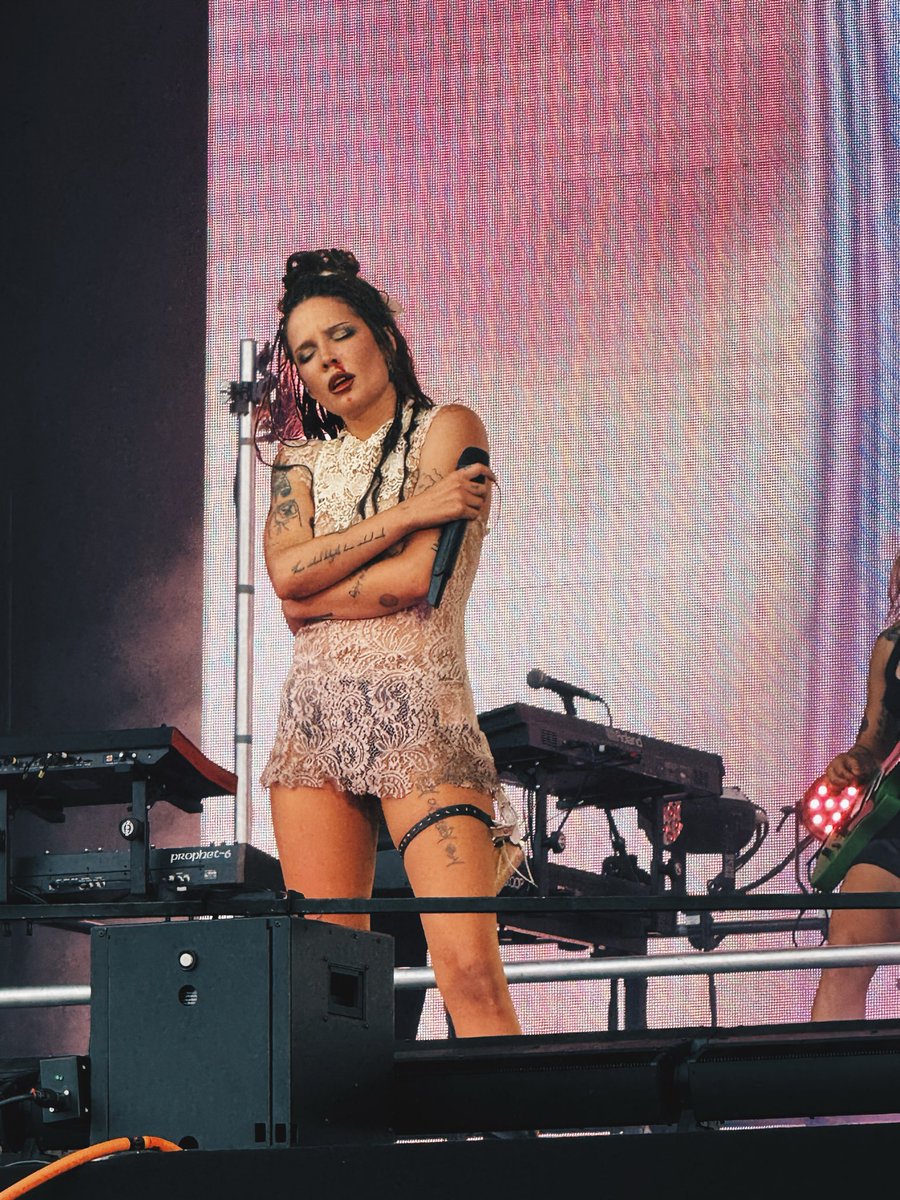 aureumhopeless's tweet photo. het meisje in de toren @ rock werchter ❤️‍🔥 @halsey https://t.co/0UVzJI18fn