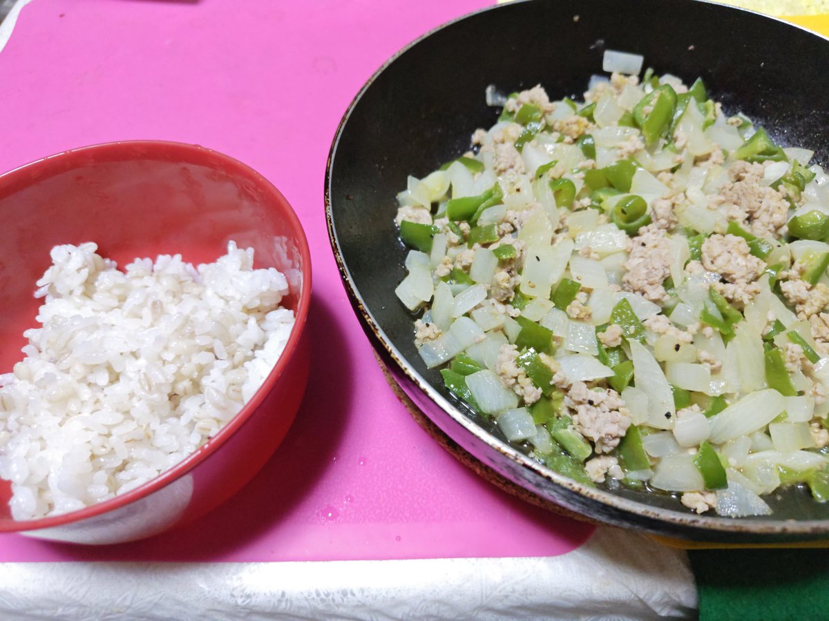 tk4h's tweet photo. 晩御飯は、豚ひき肉入り
玉ねぎとピーマンのカレー風味炒め https://t.co/achkhMqio5