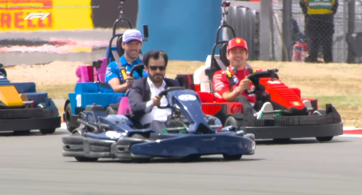 EstagiariodaF1's tweet photo. CLARO QUE ELE IA DAR UM JEITO DE APARECER MAIS QUE OS PILOTOS KKKKKKKK https://t.co/SIGeJeEcfl
