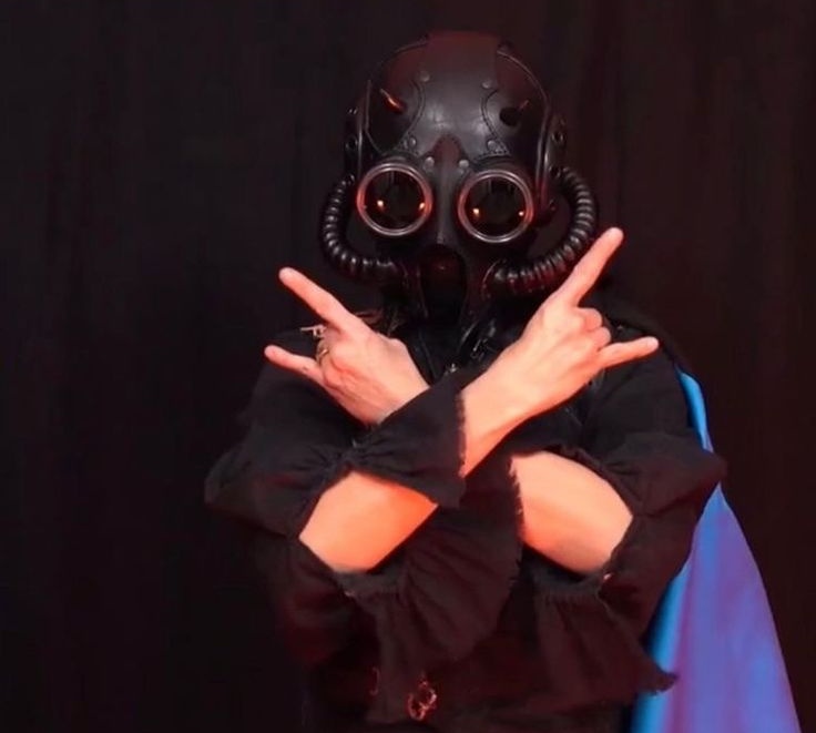 Lyingsulfur's tweet photo. THE cirrus pose of all time https://t.co/RkOU6OzYun