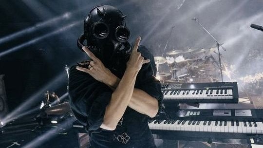 Lyingsulfur's tweet photo. THE cirrus pose of all time https://t.co/RkOU6OzYun