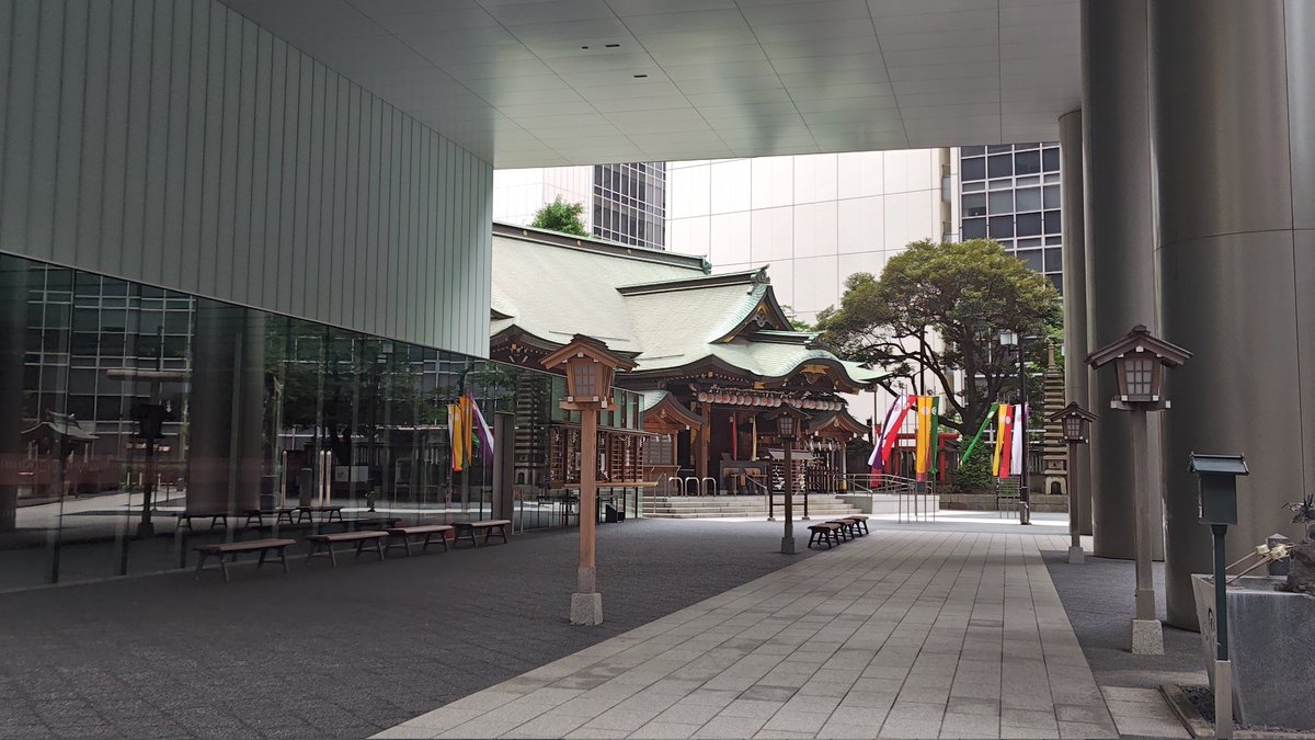 kurofune_kikou's tweet photo. 虎ノ門金刀比羅宮。万治元(1660)年、丸亀藩主の京極高和が金刀比羅本宮の分霊を江戸藩邸に遷座したことを創祀とする神社。文政4(1821)年奉納の銅鳥居には四聖獣が彫刻されています。かっこいい！！#港区 #虎ノ門 https://t.co/YKj8UnHO9o
