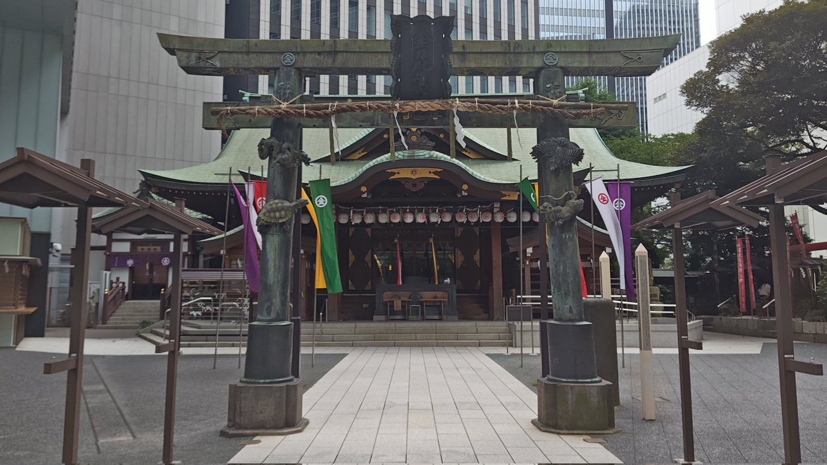 kurofune_kikou's tweet photo. 虎ノ門金刀比羅宮。万治元(1660)年、丸亀藩主の京極高和が金刀比羅本宮の分霊を江戸藩邸に遷座したことを創祀とする神社。文政4(1821)年奉納の銅鳥居には四聖獣が彫刻されています。かっこいい！！#港区 #虎ノ門 https://t.co/YKj8UnHO9o
