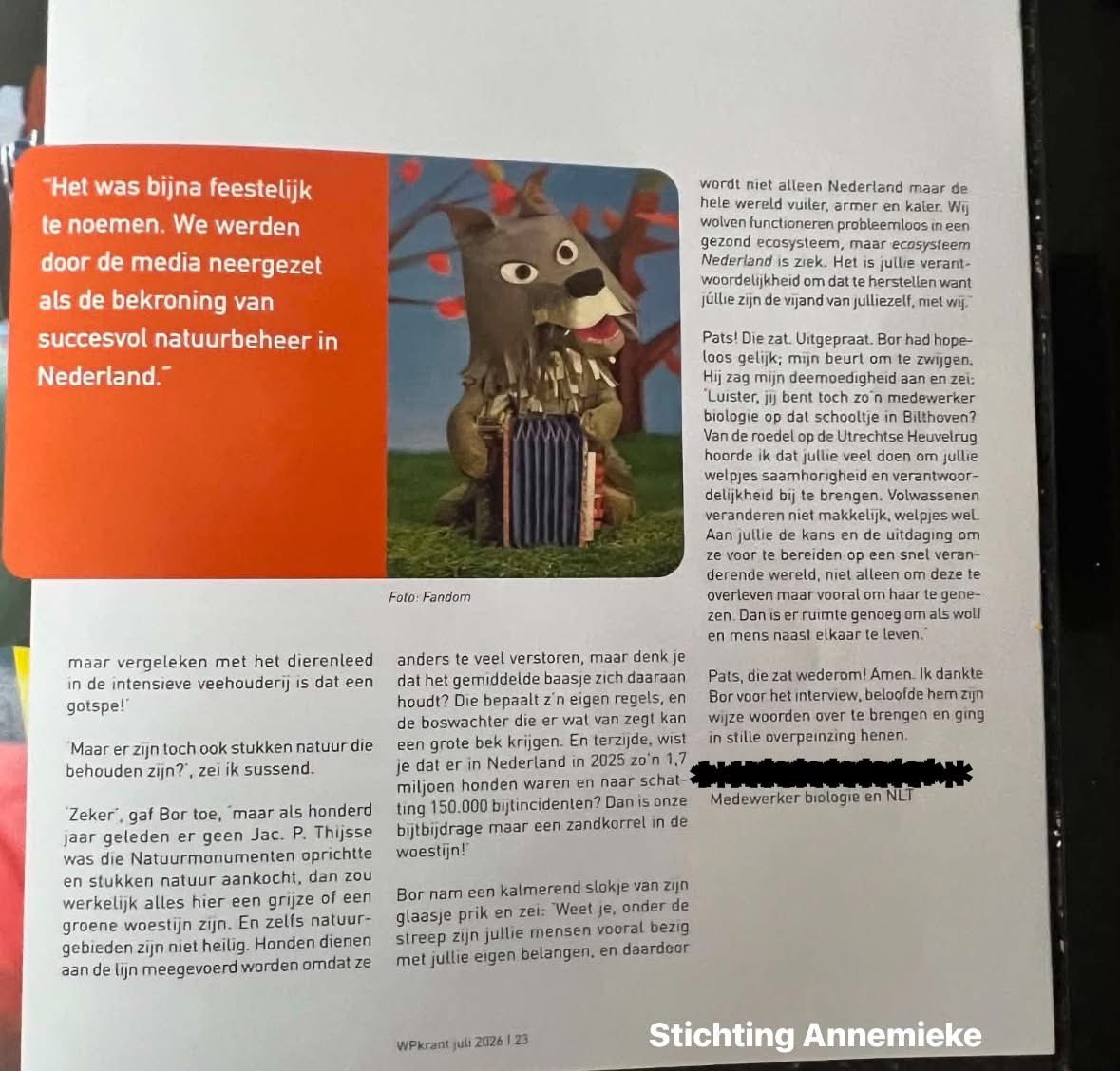 AvanStraaten's tweet photo. Ik kreeg net enkele pagina’s doorgestuurd uit de schoolkrant van de Werkplaats Kindergemeenschap (basis- en voortgezet onderwijs) in Bilthoven.
Een themanummer over de wolf. Inclusief een fictief ‘Interview met een wolf’, waarin de wolf de mens de maat neemt, de onderwijsvisie van de school prijst en de terugkeer van de wolf wordt gebruikt als pedagogische metafoor.
Waar is het andere verhaal? Waar is de schapenhouder die zijn dieren doodgebeten terugvindt? Waar zijn de dierhouders en inwoners van wolvengebieden die dagelijks met de gevolgen leven? Waar is het eerlijke debat?
Nergens.
In plaats daarvan krijgen ouders en leerlingen een zorgvuldig opgebouwd verhaal voorgeschoteld waarin één visie de boventoon voert en nauwelijks wordt uitgedaagd.
Dat is precies wat een school niet zou moeten doen.
Onderwijs hoort nieuwsgierigheid te stimuleren. Kritisch denken. Het wegen van argumenten. Niet het verpakken van één maatschappelijk wereldbeeld in een schoolkrant alsof daar geen fundamenteel debat over bestaat.
Als dit is wat scholen tegenwoordig onder onderwijs verstaan, dan zijn we de kern van onderwijs kwijt.
Werkplaats Kindergemeenschap in Bilthoven, dit is geen voorbeeld van kritisch onderwijs, maar van een school die haar eigen overtuigingen belangrijker lijkt te vinden dan het open debat.
🤮 1/2⬇️