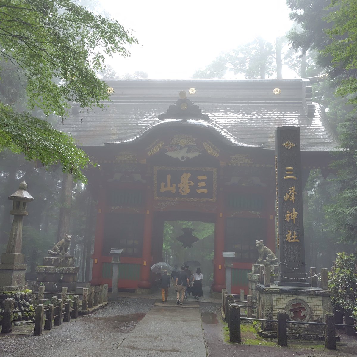 ebidaiski's tweet photo. 関東最強クラスのパワースポット、三峯神社(埼玉県秩父市)に行ってきました。三ツ鳥居、美しい✨️ 
雨なのに人が多くてビックリ！

帰りは ほうとうを食べに山梨県甲府へ。せっかく山梨に行ったのに今回は温泉に入らず残念😞 https://t.co/w3Bb7iAom5