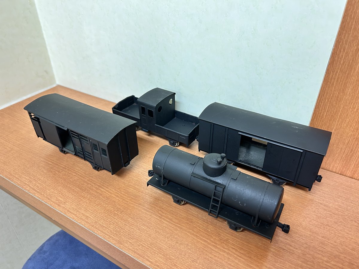 redbellett's tweet photo. 8年前にバラしたカツミ  0番ED10。国鉄色を消したくて色塗ったら定山渓の様な秩父の様な…のタイミングで患者さんから貨車を頂く… https://t.co/ebtZ6gr07e