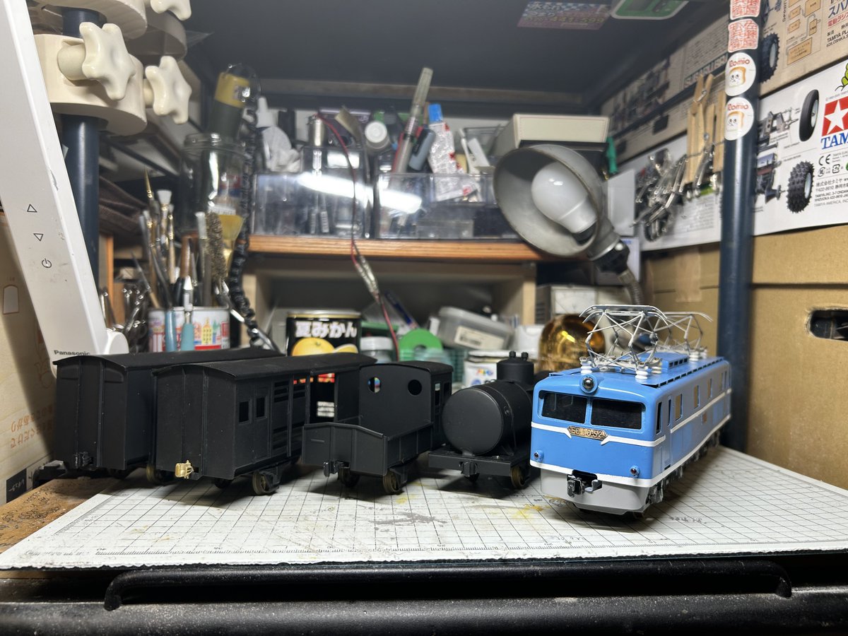 redbellett's tweet photo. 8年前にバラしたカツミ  0番ED10。国鉄色を消したくて色塗ったら定山渓の様な秩父の様な…のタイミングで患者さんから貨車を頂く… https://t.co/ebtZ6gr07e