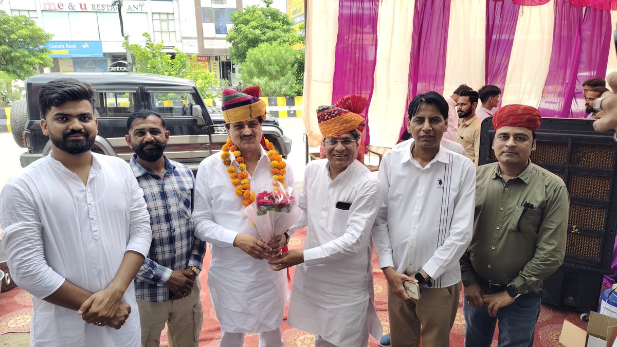 jaipal_rajkumar's tweet photo. आज मिस्ट इलाइट यूनीसेक्स सैलून के भव्य उद्घाटन समारोह में उपस्थित होकर शुभकामनाएं प्रेषित करने का सौभाग्य प्राप्त हुआ।

इस अवसर पर पूर्व पार्षद श्री नौरत गुर्जर जी, श्री सर्वेश्वर पारीक जी सहित अनेक गणमान्य नागरिक एवं आमजन उपस्थित रहे। https://t.co/jXSOPRV5YA
