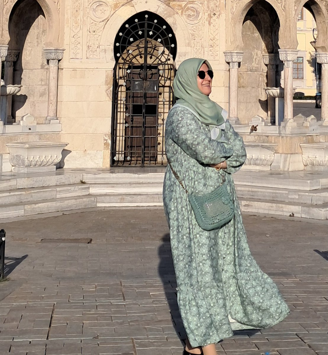 Meyratubaa's tweet photo. "Her kesimden övgü almak"
övünülecek bir hal değildir.

"Herkesin takdirini toplamak"
takdir edilecek bir meziyet değildir.

İnsan birilerine rahatsızlık verebilmeli,
birilerine hoşlanmayacağı şeyler söylemeli.

Herkesi memnun edebilen insan
karakteri felce uğramış insandır.. https://t.co/qMNUypNkDQ