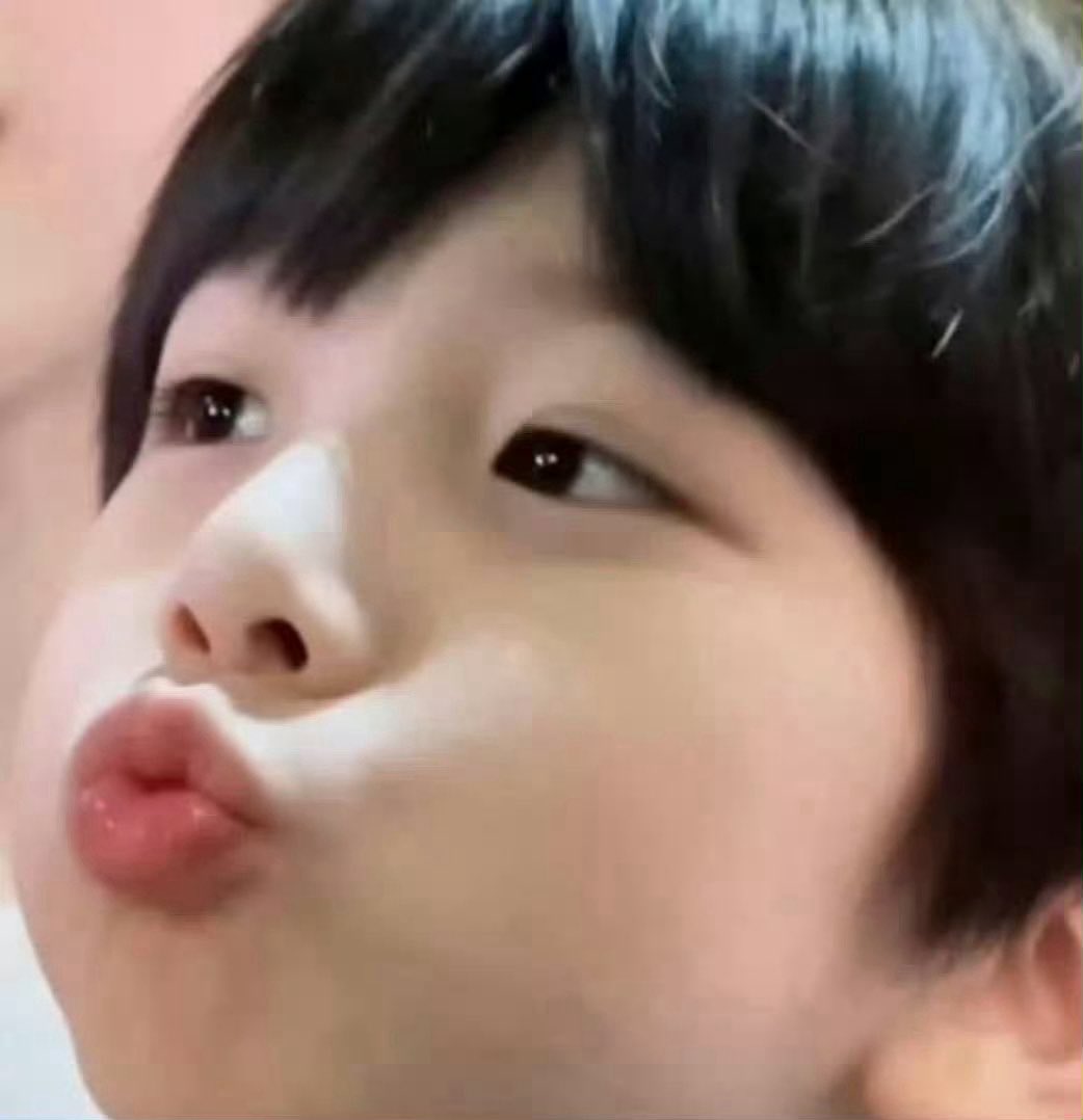 junrning's tweet photo. @jissungpark @syushiin kisseu baba mama https://t.co/Uy4GfTU0Nc
