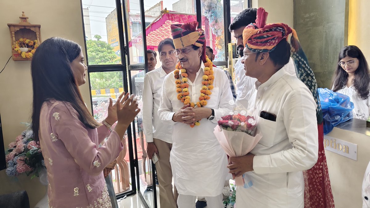 jaipal_rajkumar's tweet photo. आज मिस्ट इलाइट यूनीसेक्स सैलून के भव्य उद्घाटन समारोह में उपस्थित होकर शुभकामनाएं प्रेषित करने का सौभाग्य प्राप्त हुआ।

इस अवसर पर पूर्व पार्षद श्री नौरत गुर्जर जी, श्री सर्वेश्वर पारीक जी सहित अनेक गणमान्य नागरिक एवं आमजन उपस्थित रहे। https://t.co/jXSOPRV5YA
