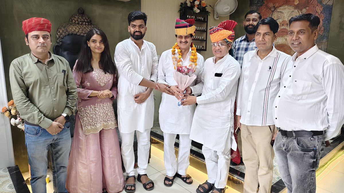 jaipal_rajkumar's tweet photo. आज मिस्ट इलाइट यूनीसेक्स सैलून के भव्य उद्घाटन समारोह में उपस्थित होकर शुभकामनाएं प्रेषित करने का सौभाग्य प्राप्त हुआ।

इस अवसर पर पूर्व पार्षद श्री नौरत गुर्जर जी, श्री सर्वेश्वर पारीक जी सहित अनेक गणमान्य नागरिक एवं आमजन उपस्थित रहे। https://t.co/jXSOPRV5YA