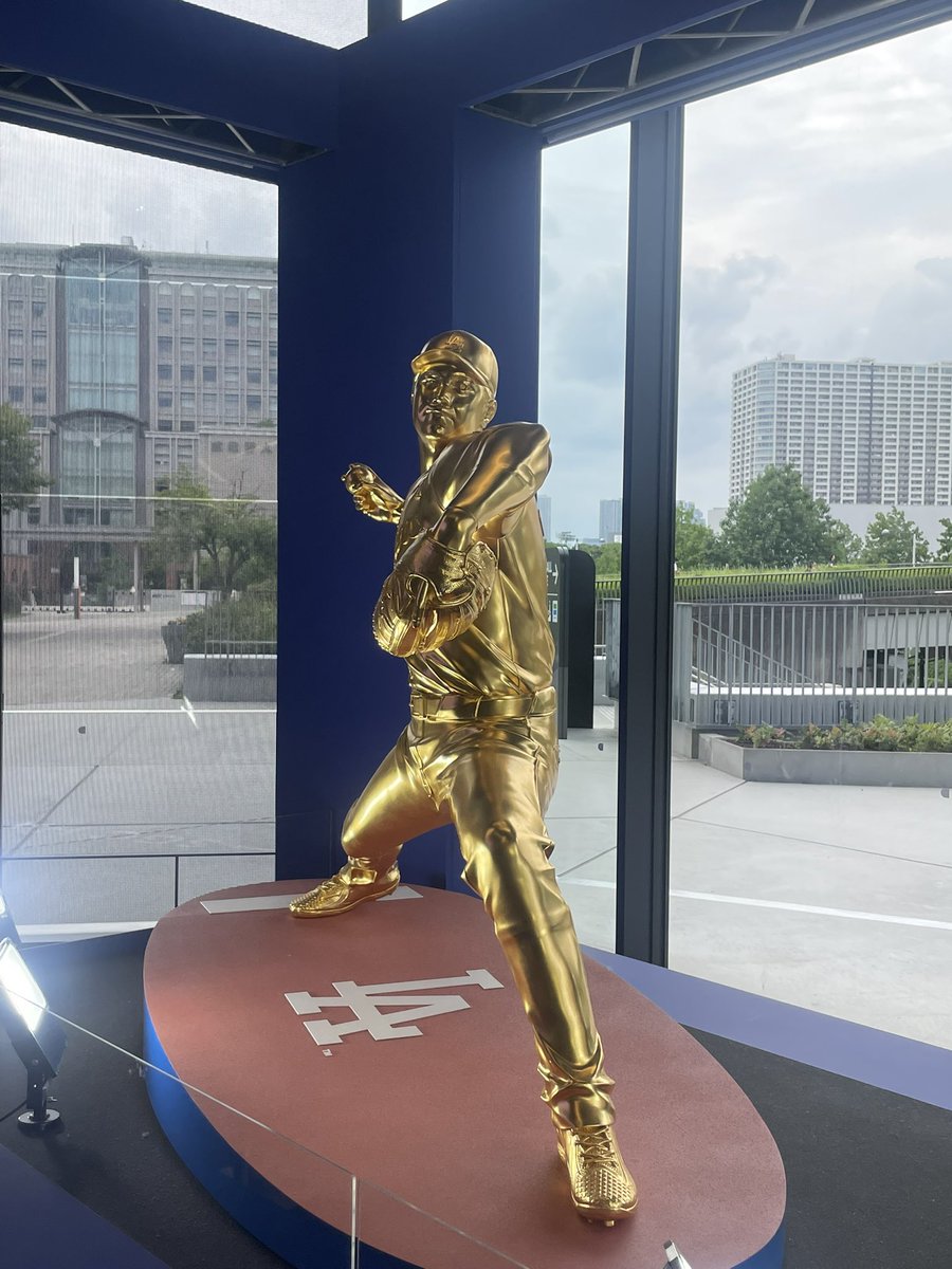yukaptan7's tweet photo. 久しぶりに東京ビッグサイト周辺行ったら、偶然、大谷さんの金ピカ像に出会ってハッピーなり😆💕
#shoheiohtani https://t.co/8RRKPV9jCy