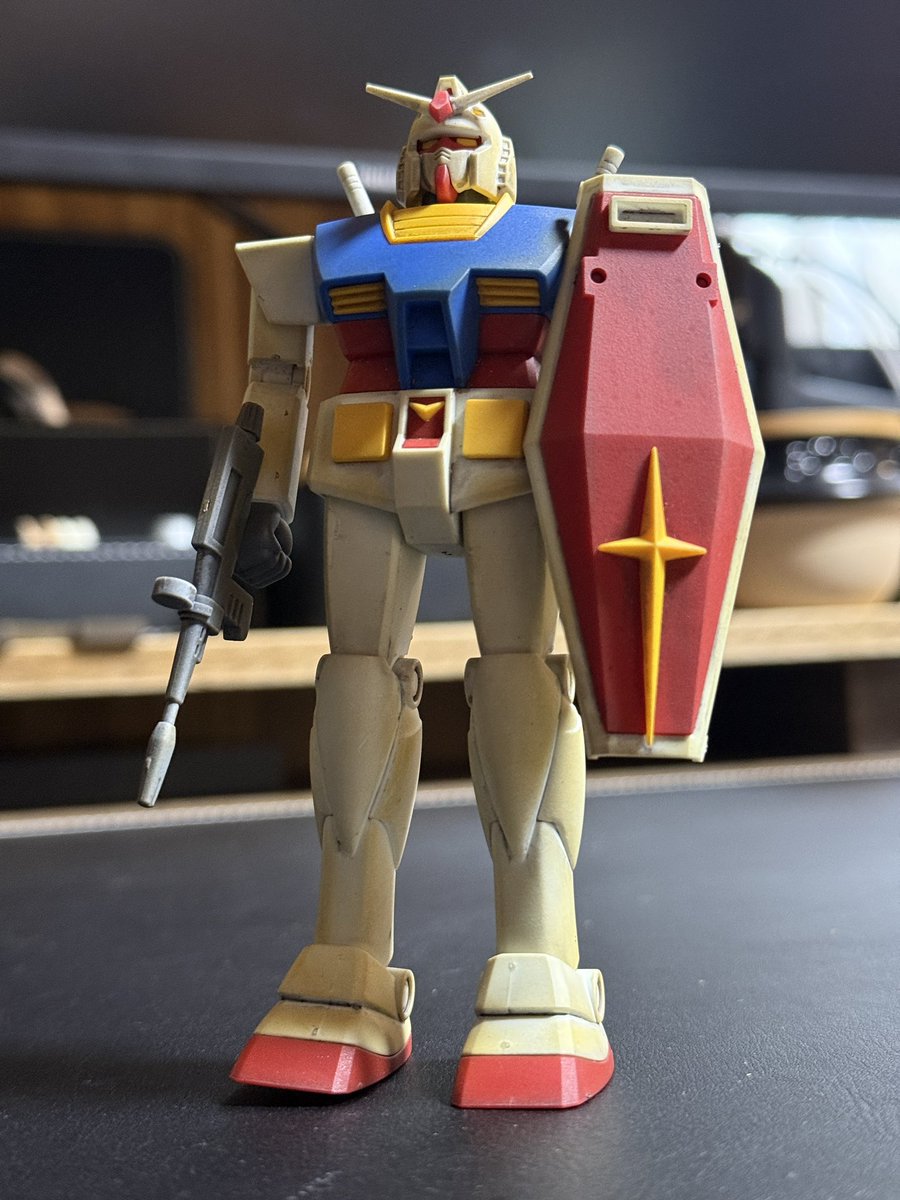 legateru's tweet photo. 土曜も日曜も天気悪かったんで
何十年かぶりにガンプラ作った

昔のスタイルのまま4色成形で
色塗らなくてもそれなりになるやつ

とりあえず組み立ててから
汚しペンで汚して全体に艶消し噴いた

オデッサ作戦直後のガンダムみたいになった https://t.co/Z65OGYrNuo