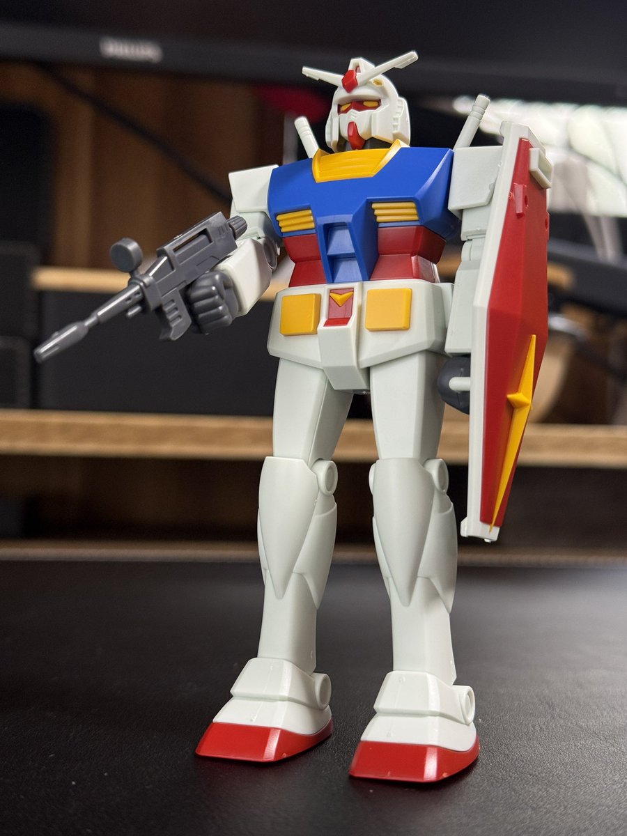 legateru's tweet photo. 土曜も日曜も天気悪かったんで
何十年かぶりにガンプラ作った

昔のスタイルのまま4色成形で
色塗らなくてもそれなりになるやつ

とりあえず組み立ててから
汚しペンで汚して全体に艶消し噴いた

オデッサ作戦直後のガンダムみたいになった https://t.co/Z65OGYrNuo