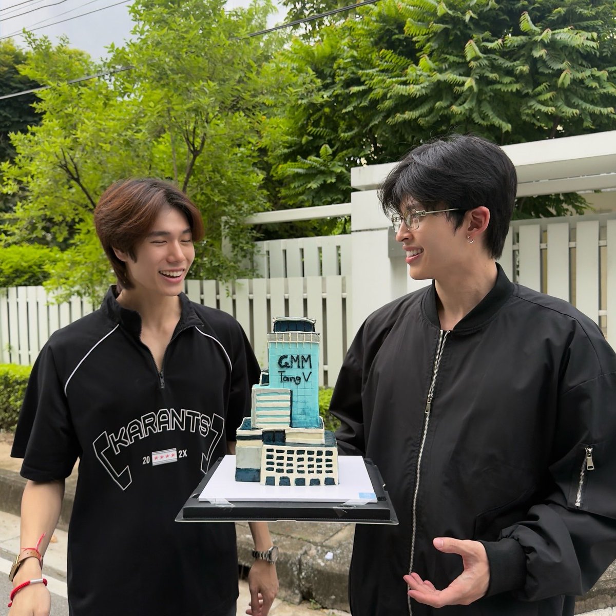 ppwryl's tweet photo. we might not get a birthday celebration event for phuwin this year, but that doesn’t stop Pond of being his cake holder. He has always been there since Phuwin turning 18. 

Happy birthday, Phuwin🎂🤍

OUR STAR PHUWIN 23rd 

#pondphuwin #ปอนด์ภูวินทร์

#23rdHoneyThePHUWINDay https://t.co/qYoWKTDuHv
